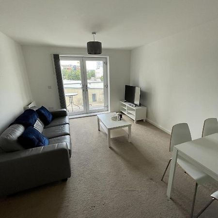 Modern 2-Bed Apartment In The Heart Of Salford Quays Buitenkant foto