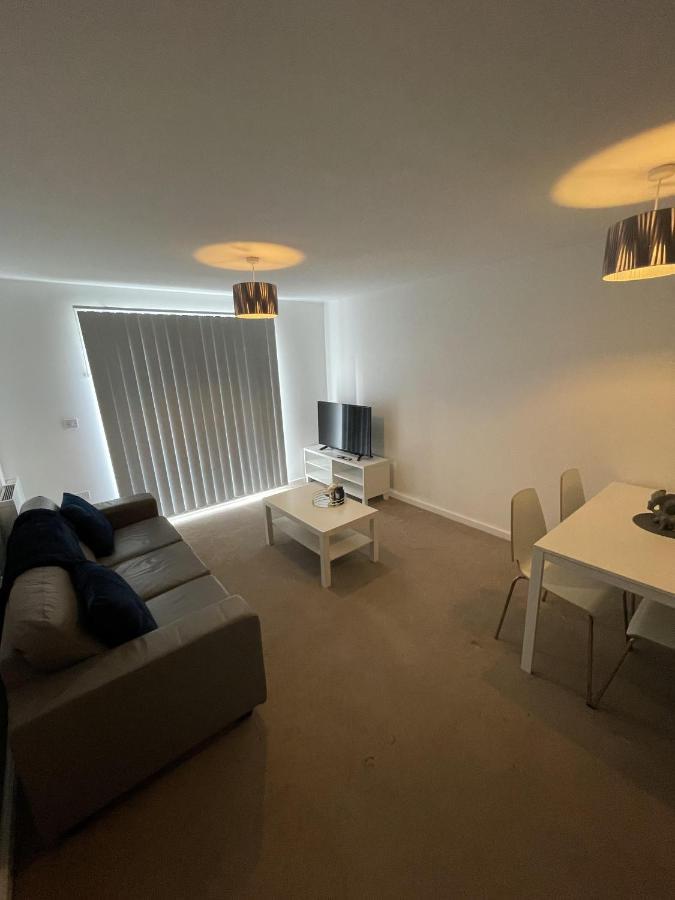 Modern 2-Bed Apartment In The Heart Of Salford Quays Buitenkant foto