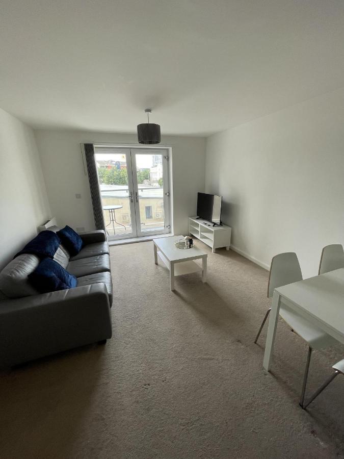 Modern 2-Bed Apartment In The Heart Of Salford Quays Buitenkant foto