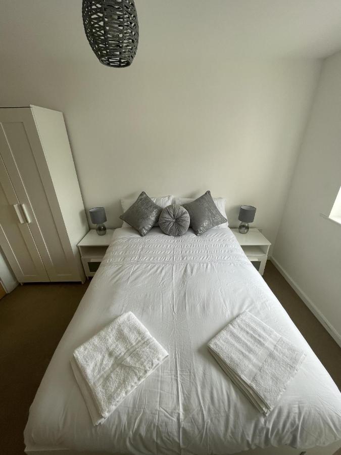 Modern 2-Bed Apartment In The Heart Of Salford Quays Buitenkant foto