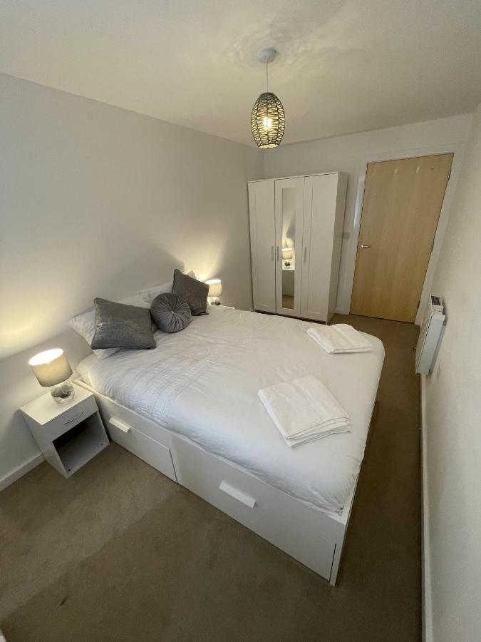 Modern 2-Bed Apartment In The Heart Of Salford Quays Buitenkant foto