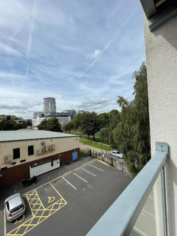 Modern 2-Bed Apartment In The Heart Of Salford Quays Buitenkant foto