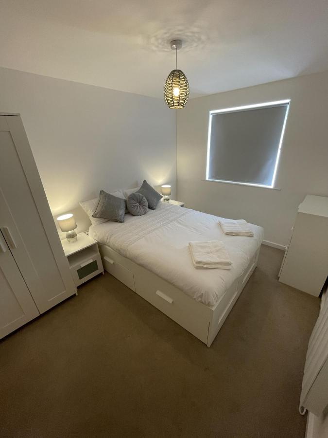 Modern 2-Bed Apartment In The Heart Of Salford Quays Buitenkant foto