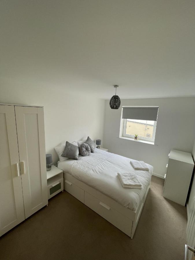 Modern 2-Bed Apartment In The Heart Of Salford Quays Buitenkant foto