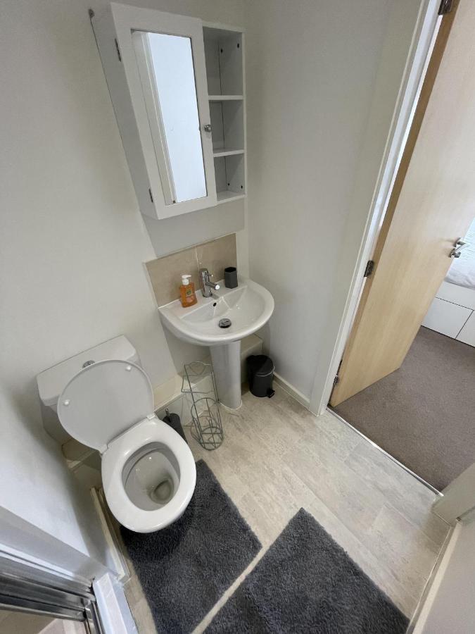 Modern 2-Bed Apartment In The Heart Of Salford Quays Buitenkant foto