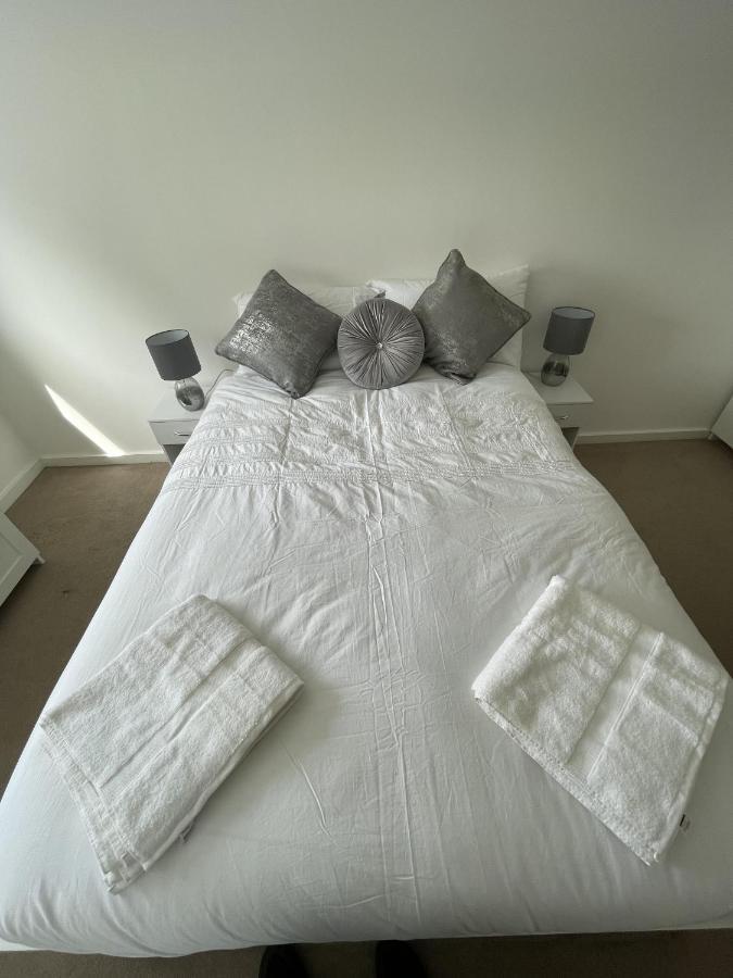Modern 2-Bed Apartment In The Heart Of Salford Quays Buitenkant foto