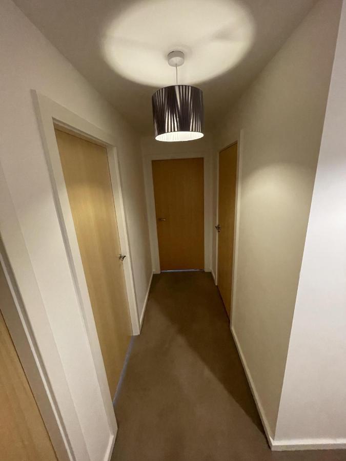 Modern 2-Bed Apartment In The Heart Of Salford Quays Buitenkant foto