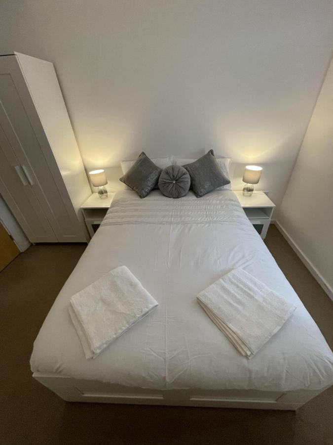 Modern 2-Bed Apartment In The Heart Of Salford Quays Buitenkant foto