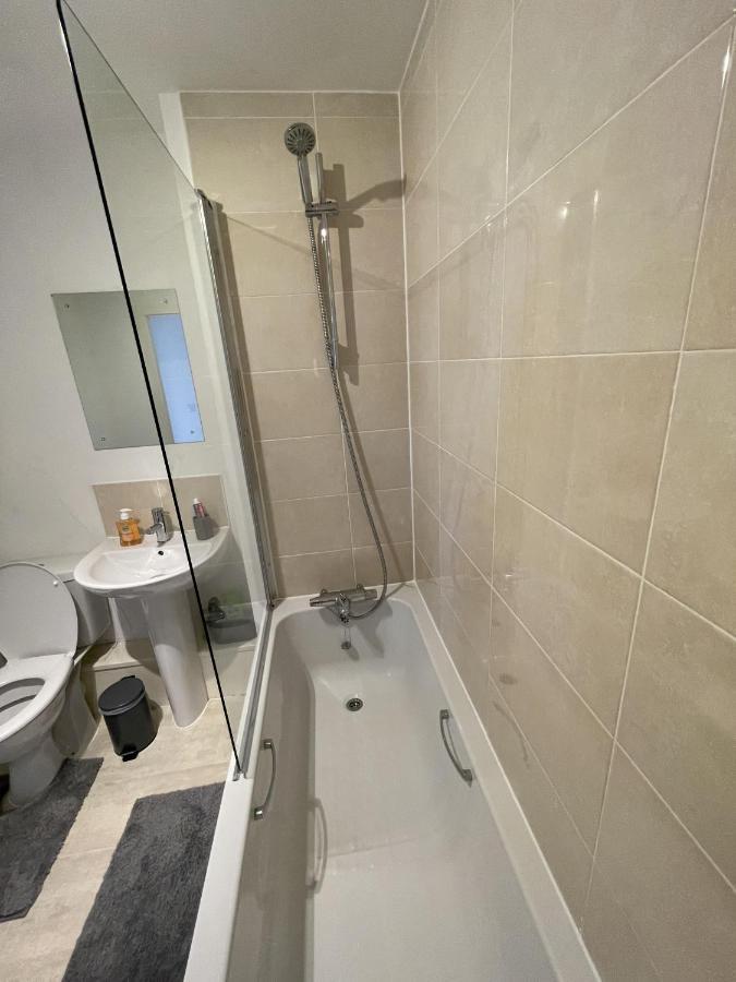 Modern 2-Bed Apartment In The Heart Of Salford Quays Buitenkant foto