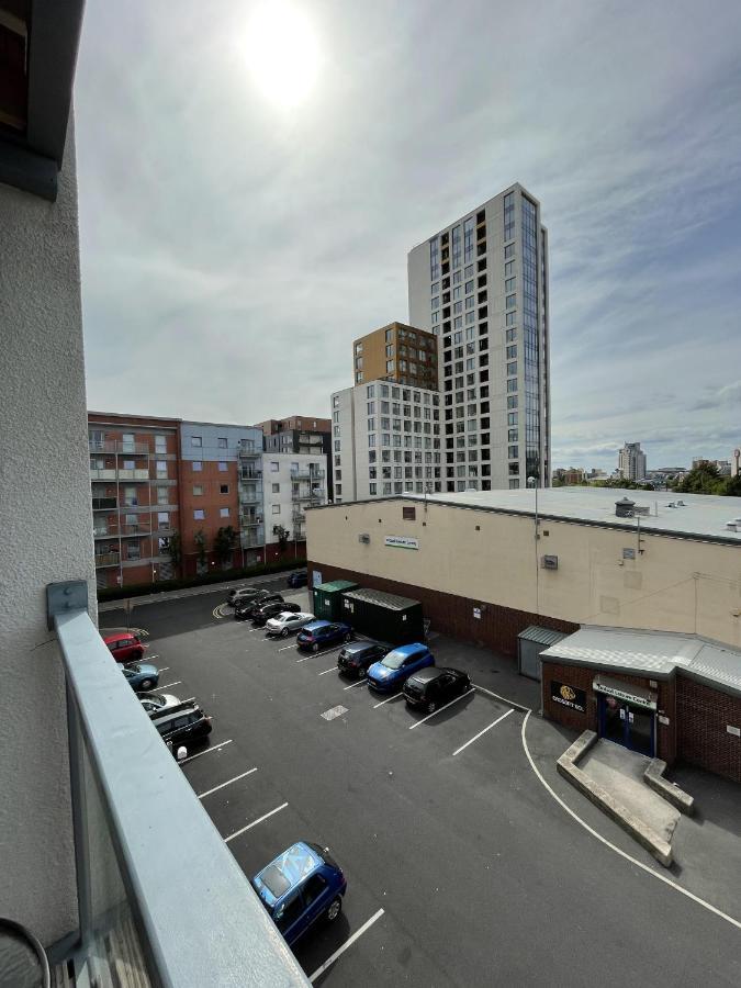 Modern 2-Bed Apartment In The Heart Of Salford Quays Buitenkant foto