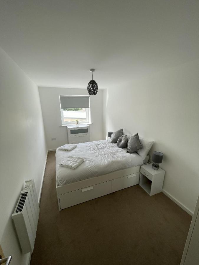 Modern 2-Bed Apartment In The Heart Of Salford Quays Buitenkant foto