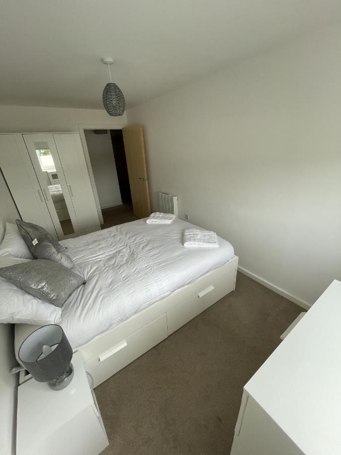 Modern 2-Bed Apartment In The Heart Of Salford Quays Buitenkant foto