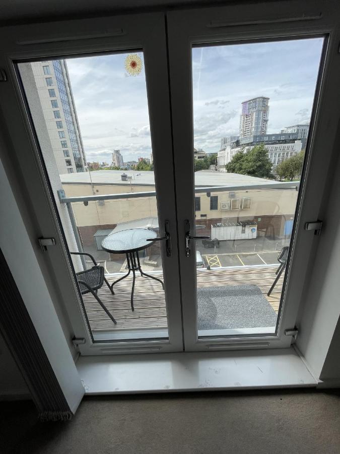 Modern 2-Bed Apartment In The Heart Of Salford Quays Buitenkant foto