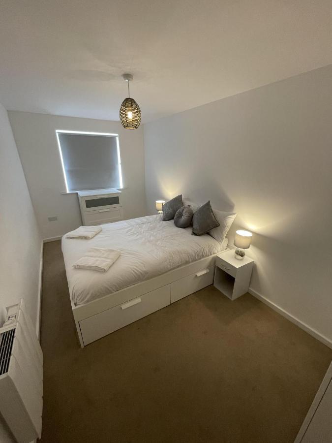 Modern 2-Bed Apartment In The Heart Of Salford Quays Buitenkant foto
