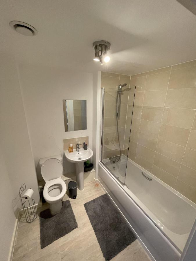 Modern 2-Bed Apartment In The Heart Of Salford Quays Buitenkant foto